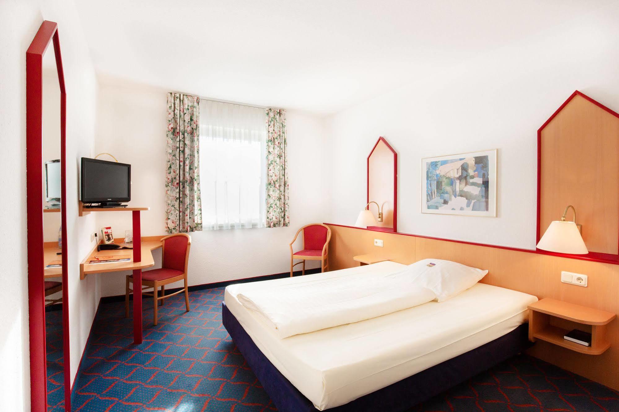 Hotel Montana Lauenau Exterior photo